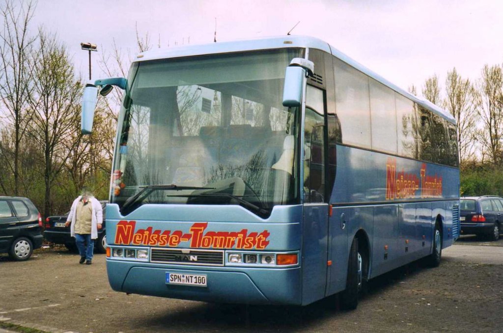 MAN Lions Coach RH403, aufgenommen im April 2002 auf dem Parkplatz der Westfallen in Dortmund.
