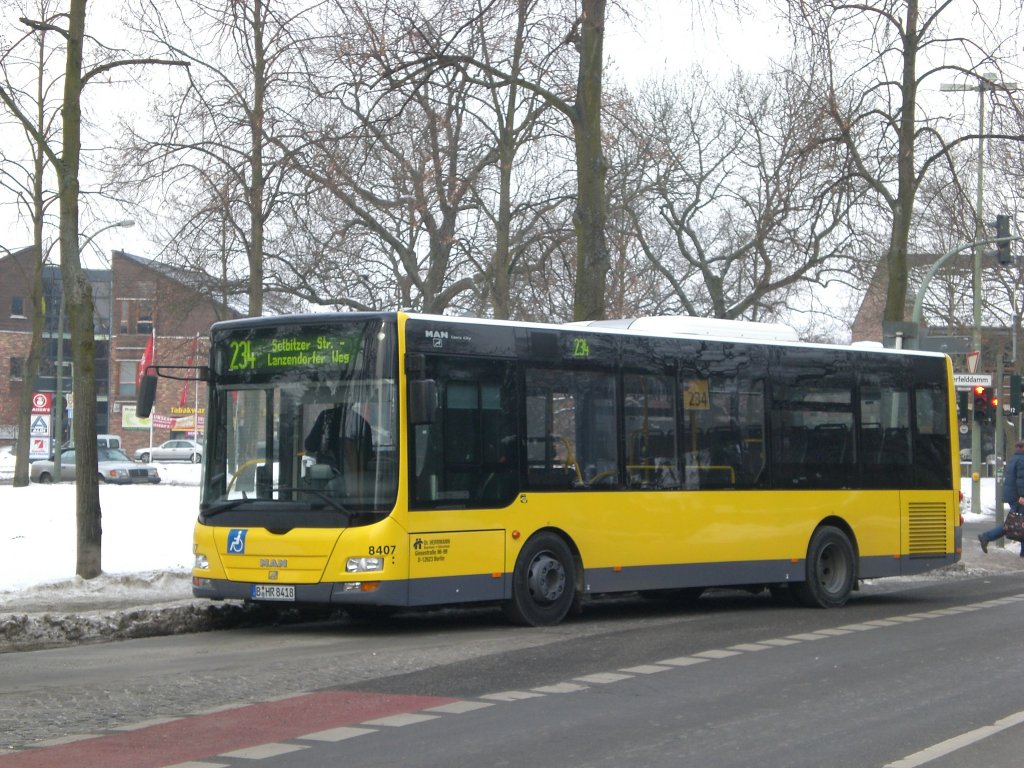 MAN Midibus (Niederflur) auf der Linie 234 nach Kladow Lanzendorfer Weg an der Haltestelle Alt-Kladow.

