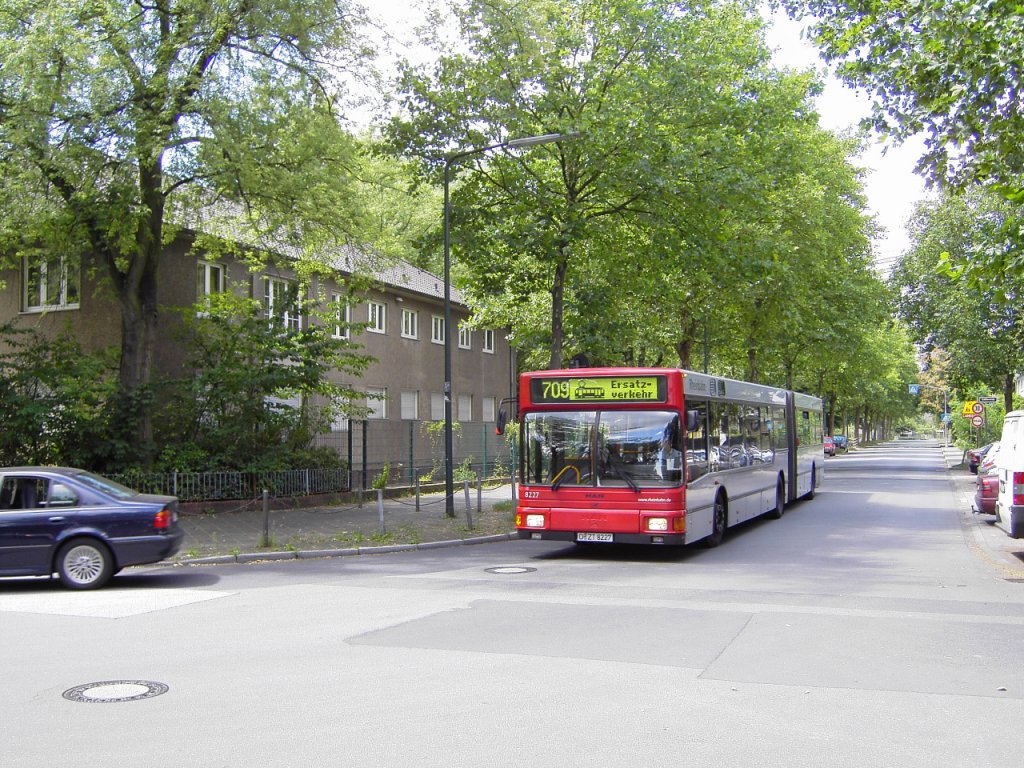 MAN NG 262 (Wagennummer 8227, Kfz-Kennzeichen D-ZT 8227, Baujahr 1997) der Rheinbahn AG Düsseldorf. Der Bus ist im Einsatz als Straßenbahnersatzverkehr für die Linie 709, zwischen Düsseldorf-Gerresheim, Krankenhaus und Düsseldorf-Flingern, Hoffeldstraße. Grund sind Gleisbauarbeiten auf der Grafenberger Allee. Aufgenommen am 01.07.2007. Ort: Düsseldorf, Schlüterstraße/Daimlerstraße.