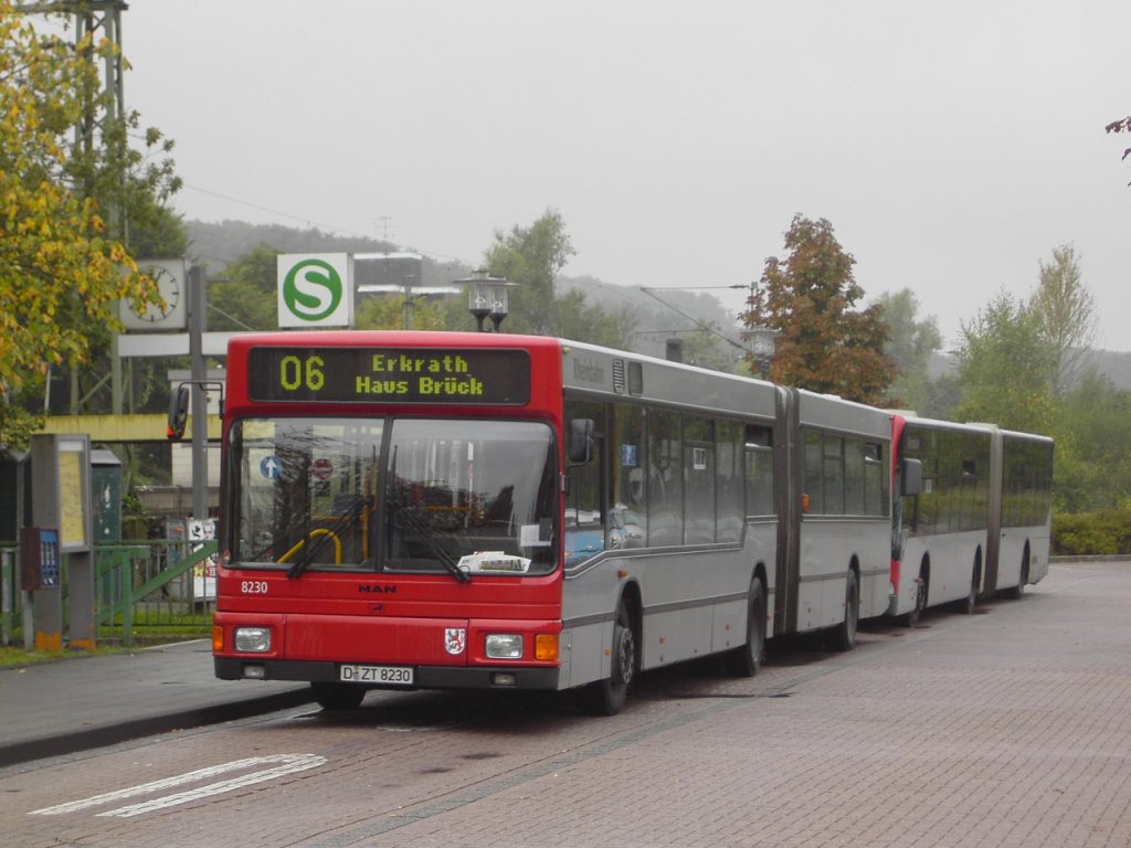MAN NG 262 (Wagennummer 8230, Kfz-Kennzeichen D-ZT 8230, Baujahr 1997) der Rheinbahn AG Düsseldorf, im Einsatz als Ortsbuslinie O6 (Erkrath-Millrath S-Bahnhof - Erkrath-Hochdahl - Erkrath, Haus Brück). Aufgenommen am 30.09.2009. Ort: Erkrath S-Bahnhof.