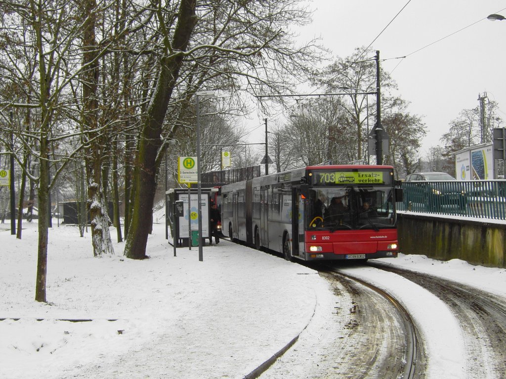 MAN NG 313 (Wagennumer 8302, Kfz-Kennzeichen D-XN 8302, Baujahr 2001) der Rheinbahn AG Düsseldorf, im Einsatz als Linie 703 (Straßenbahnersatzverkehr zwischen D-Gerresheim(S) und Düsseldorf, Burgmüllerstraße wegen Karnevalsumzug in Gerresheim). Aufgenommen am 14.02.2010. Ort: Düsseldorf-Gerresheim(S).