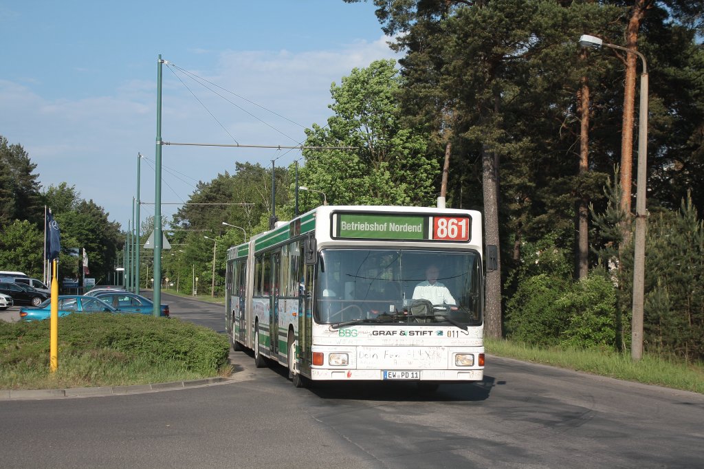 MAN NGE 152, Obus 011 der BBG-Eberswalde am 19.05.2011 in Nordend.
An den Oberleitungsmasten ist die neue Trassenfhrung zu erkennen.