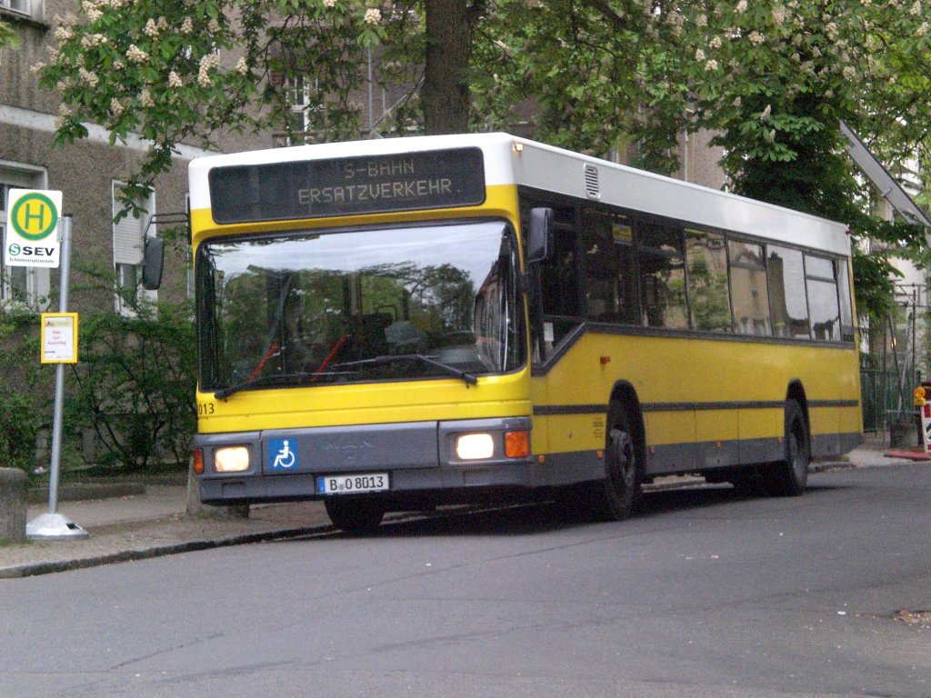MAN Niederflurbus 1. Generation als SEV fr die S-Bahnlinie 3 zwischen S-Bahnhof Karlshorst und S-Bahnhof Nldnerplatz.
