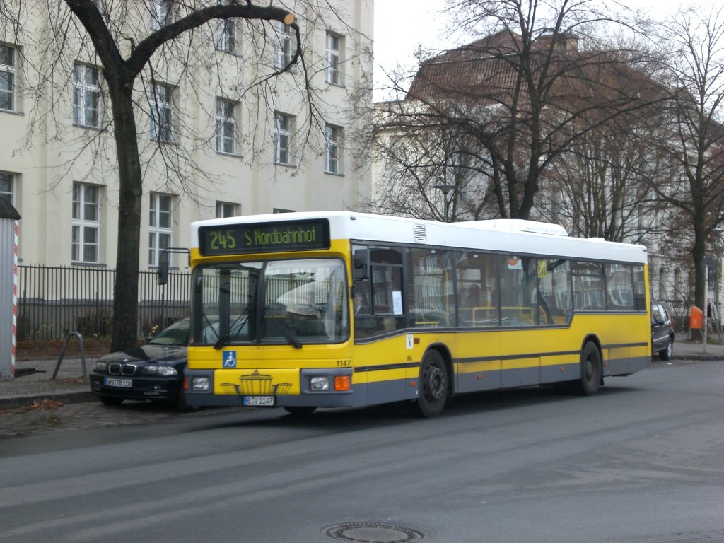 MAN Niederflurbus 1. Generation auf der Linie 245 nach S-Bahnhof Nordbahnhof an der Haltestelle Hertzallee.