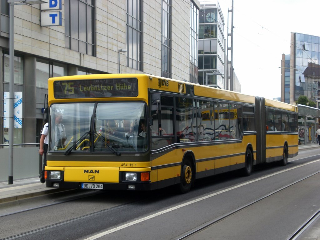 MAN Niederflurbus 1. Generation auf der Linie 75 nach Leubnitzer Hhe an der Haltestelle Prager Strae.