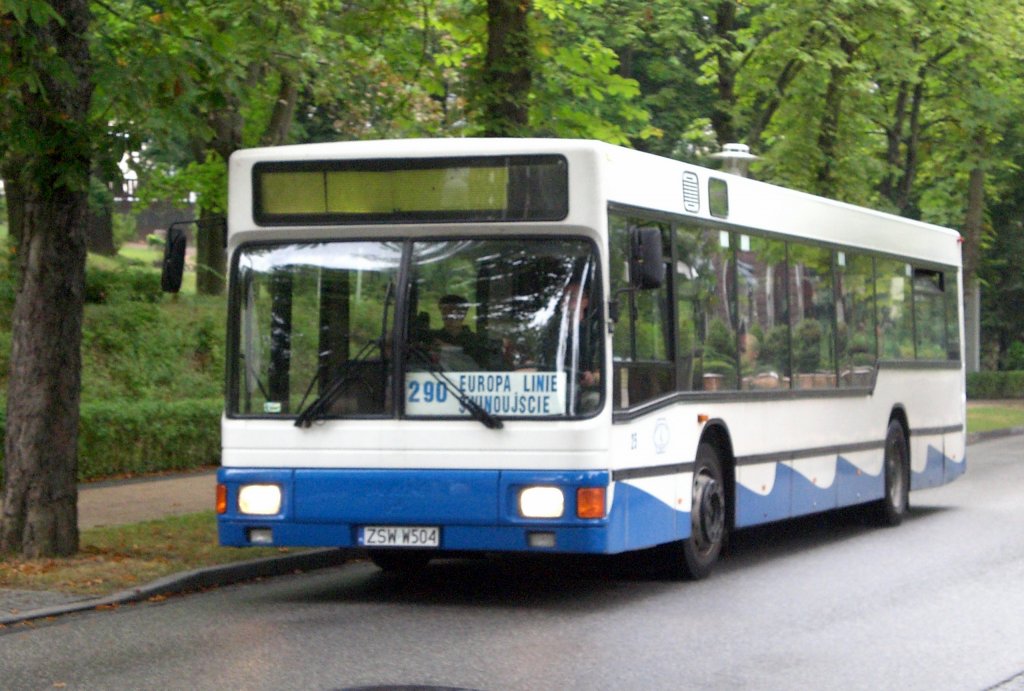 MAN Niederflurbus 1. Generation auf der Linie 290 nach Świnoujście nahe der Haltestelle Bansin Alte Molkerei.