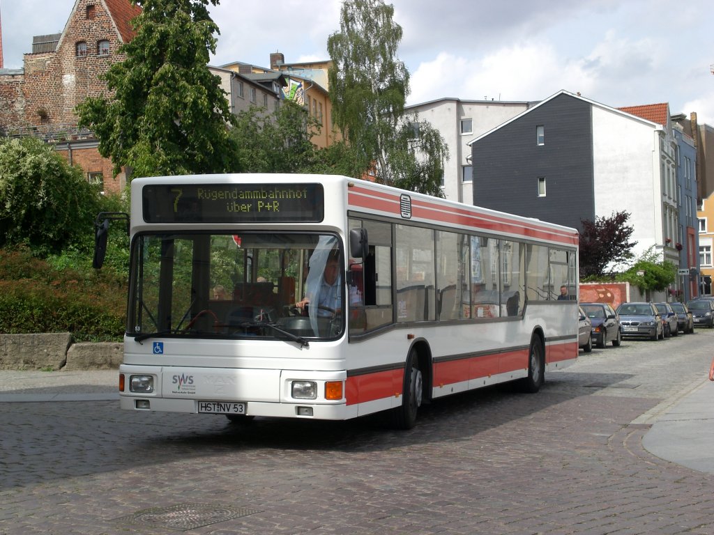 MAN Niederflurbus 1. Generation auf der Linie 7 nach Rgendammbahnhof an der Haltestelle Hafen.
