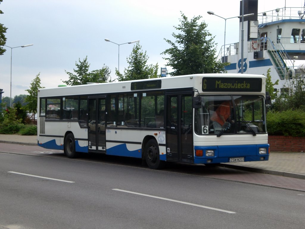 MAN Niederflurbus 1. Generation auf der Linie 3 an der Haltestelle Świnoujście Hafen.