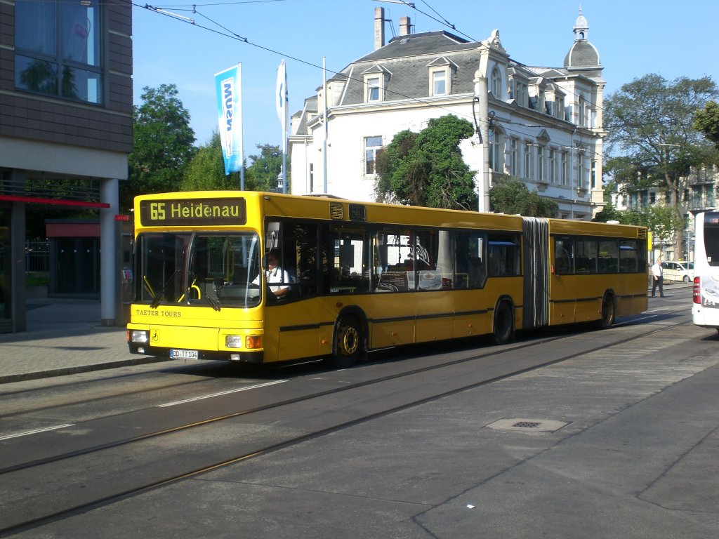 MAN Niederflurbus 1. Generation auf der Linie 65 nach Bahnhof Heidenau an der Haltestelle Blasewitz Schillerplatz.(31.7.2011)