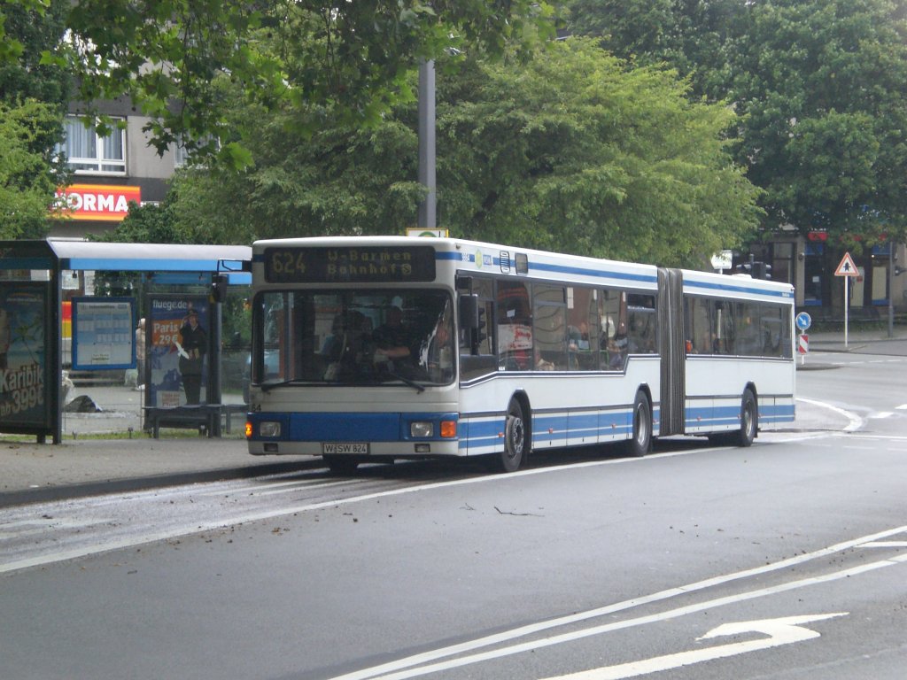 MAN Niederflurbus 1. Generation auf der Linie 624 nach S-Bahnhof Wuppertal-Barmen an der Haltestelle Wuppertal-Wichlinghausen Markt.(19.7.2012) 