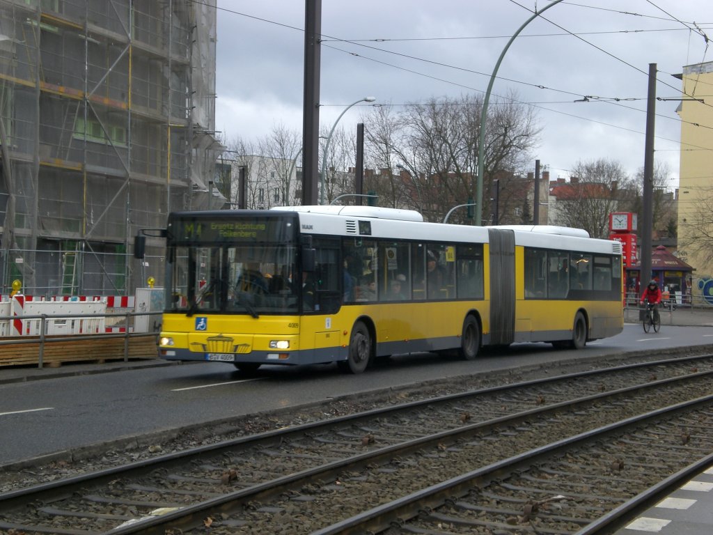 MAN Niederflurbus 2. Generation als SEV fr die Straenbahnlinie M4 zwischen Weiensee Sulzfelder Strae und Prenzlauer Berg Greifswalder Strae/Danziger Strae an der Haltestelle Weiensee Berliner Allee/Indira-Ghandi-Strae.