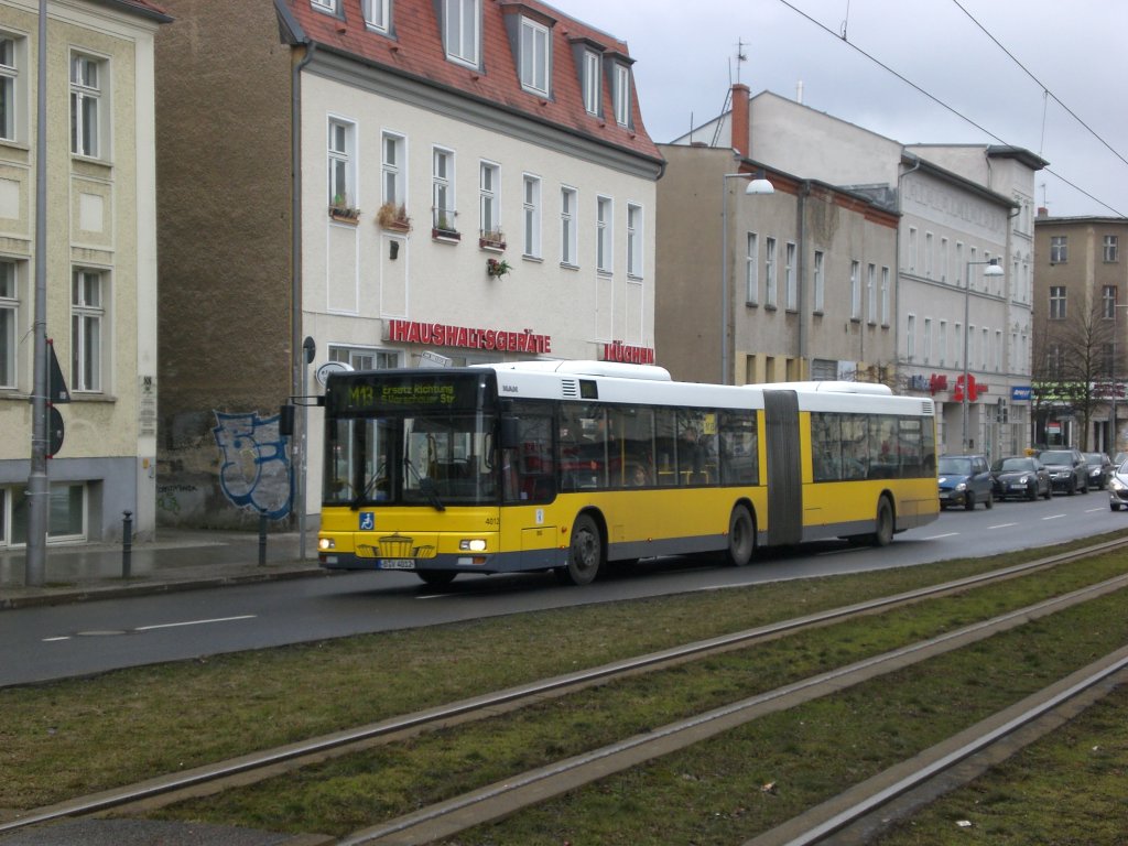 MAN Niederflurbus 2. Generation als SEV fr die Straenbahnlinie M13 zwischen Weiensee Berliner Allee/Indira-Ghandi-Strae und Prenzlauer Berg Prenzlauer Allee/Ostseestrae an der Haltestelle Weiensee Albertinenstrae.