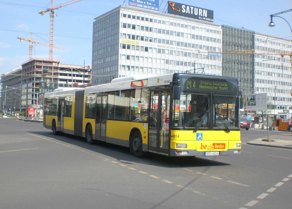 MAN Niederflurbus 2. Generation als SEV fr die Straenbahnlinie M4 zwischen Mitte Mollstrae/Otto-Braun-Strae und S-Bahnhof Hackescher Markt am S+U Bahnhof Alexanderplatz.