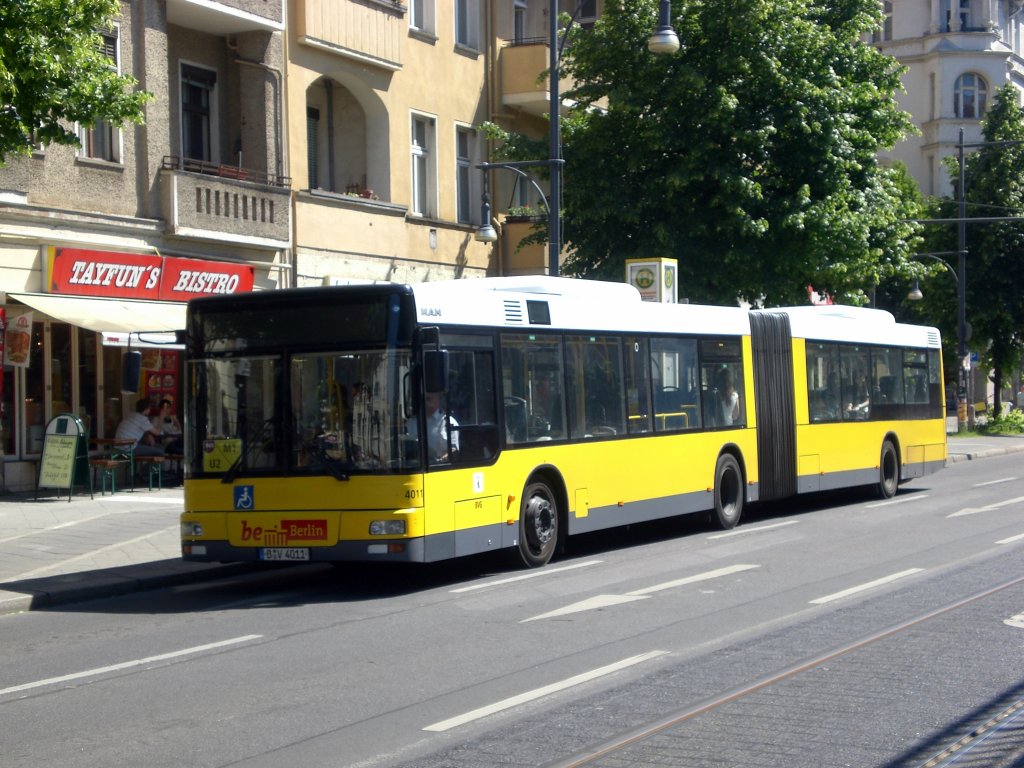 MAN Niederflurbus 2. Generation als SEV fr die Straenbahnlinie M1 und die U-Bahnlinie 2 zwischen Pankow Kirche und U-Bahnhof Senefelder Platz an der Haltestelle Prenzlauer Berg Schnhauser Allee/Bornholmer Strae.