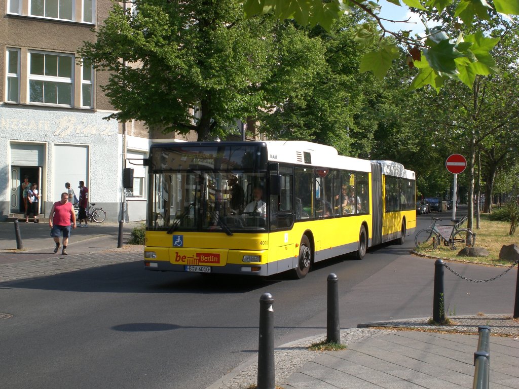 MAN Niederflurbus 2. Generation als SEV fr die U-Bahnlinie 2 zwischen S+U Bahnhof Pankow und U-Bahnhof Senefelder Platz an der Haltestelle Pankow Masurenstrae.