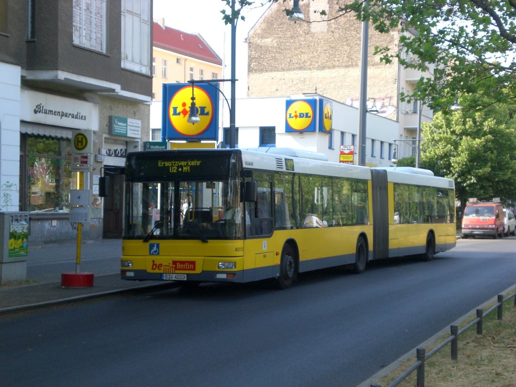 MAN Niederflurbus 2. Generation als SEV fr die U-Bahnlinie 2 zwischen S+U Bahnhof Pankow und U-Bahnhof Senefelder Platz an der Haltestelle Pankow Masurenstrae.