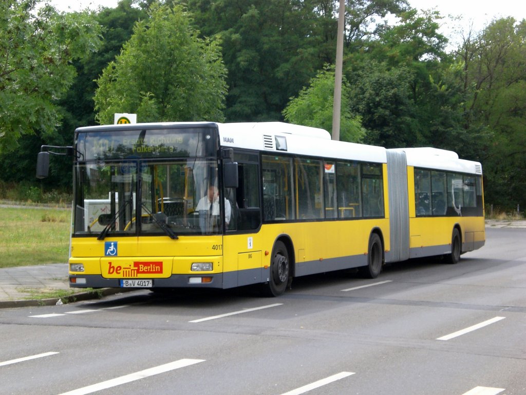 MAN Niederflurbus 2. Generation als SEV fr die Straenbahnlinie M17 zwischen Hohenschnhausen Gehrenseestrae und Lichtenberg Allee der Kosmonauten/Rhinstrae.