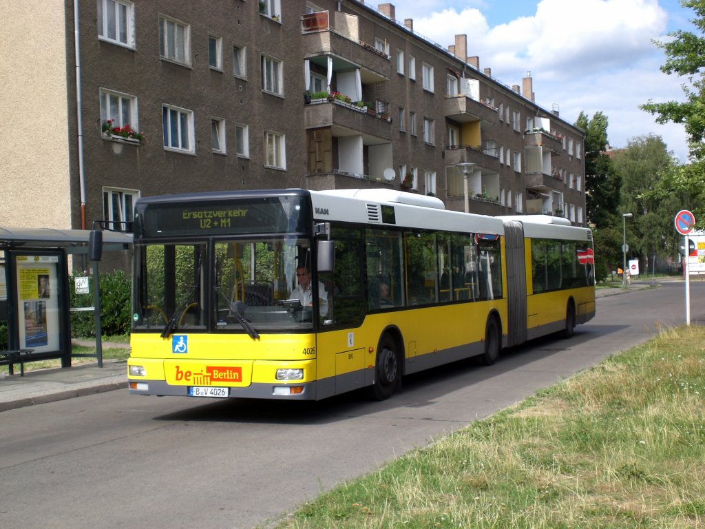 MAN Niederflurbus 2. Generation als SEV fr die Straenbahnlinie M1 und die U-Bahnlinie 2 zwischen Pankow Kirche und U-Bahnhof Senefelder Platz an der Haltestelle Pankow Hadlichstrae.