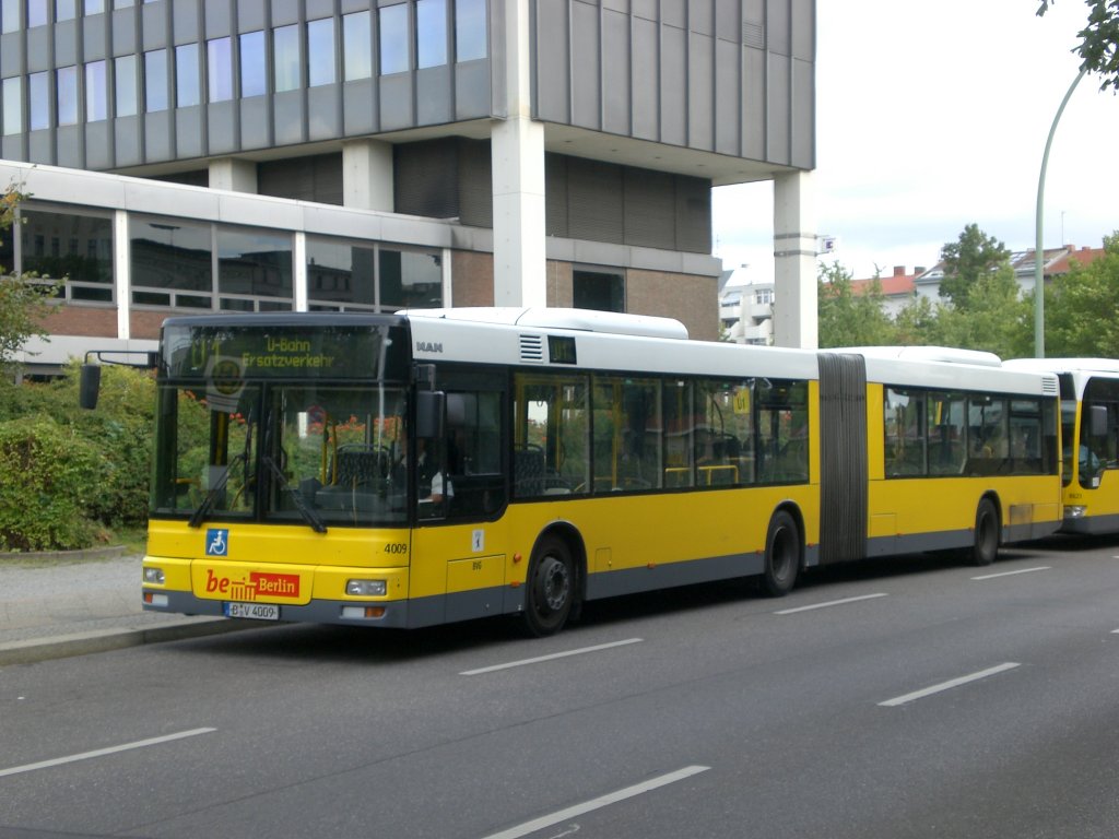 MAN Niederflurbus 2. Generation als SEV fr die U-Bahnlinie 1 zwischen U-Bahnhof Mckernbrcke und U-Bahnhof Mendelssohn-Bartholdy-Park.