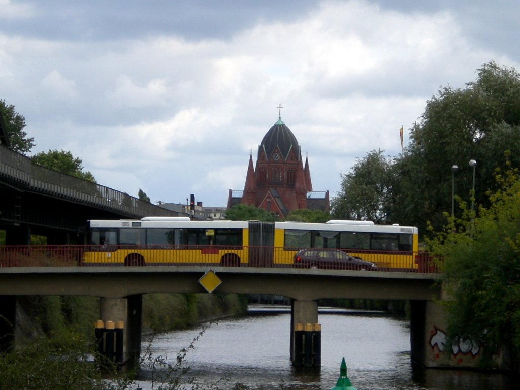 MAN Niederflurbus 2. Generation als SEV fr die U-Bahnlinie 1 zwischen U-Bahnhof Mckernbrcke und U-Bahnhof Mendelssohn-Bartholdy-Park.