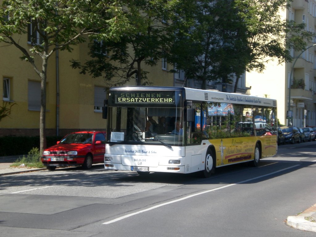 MAN Niederflurbus 2. Generation als SEV fr die S-Bahnlinien 8,9 und 41 Richtung S-Bahnhof Ostkreuz am S-Bahnhof Prenzlauer Allee.(20.8.2011)