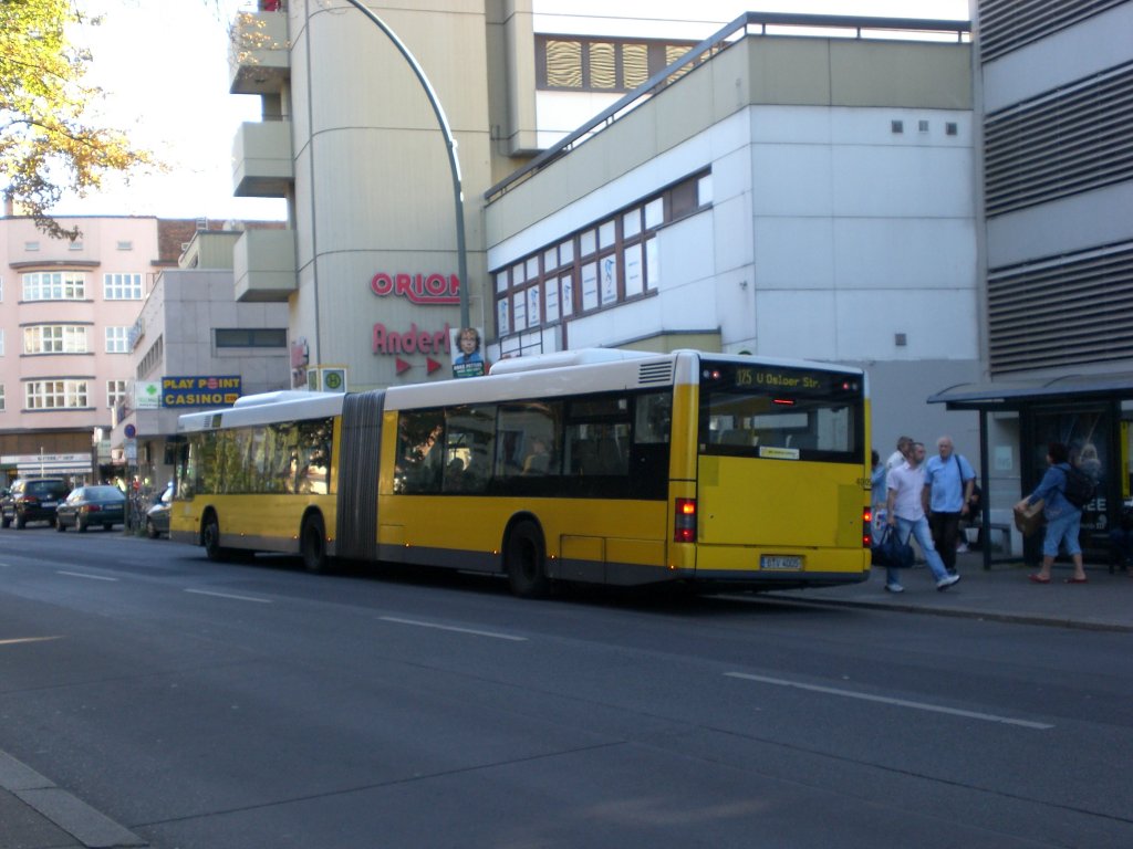MAN Niederflurbus 2. Generation auf der Linie 125 nach U-Bahnhof Osloer Strae an der Haltestelle Tegel-Center.