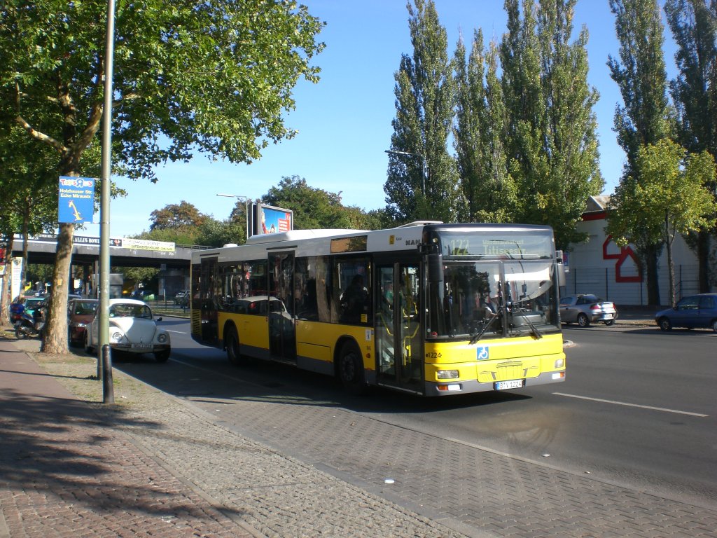 MAN Niederflurbus 2. Generation auf der Linie 122 nach Waidmannslust Titiseestrae am S+U Bahnhof Wittenau.