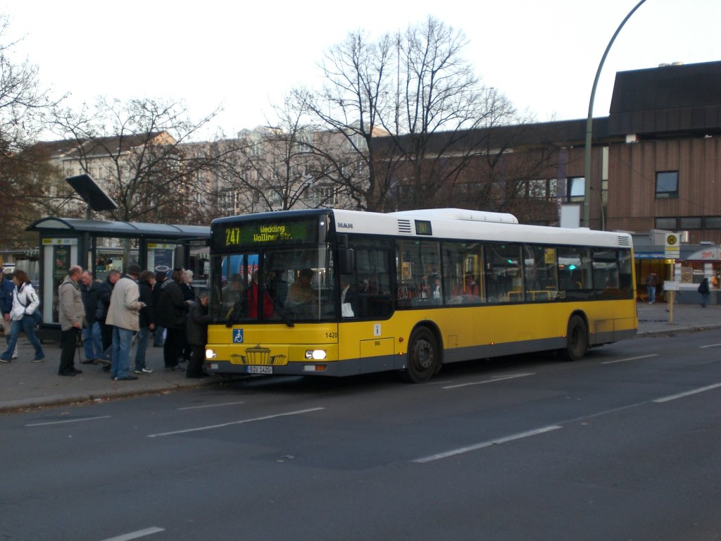 MAN Niederflurbus 2. Generation auf der Linie 247 nach Wedding Wolliner Strae am U-Bahnhof Leopoldplatz.