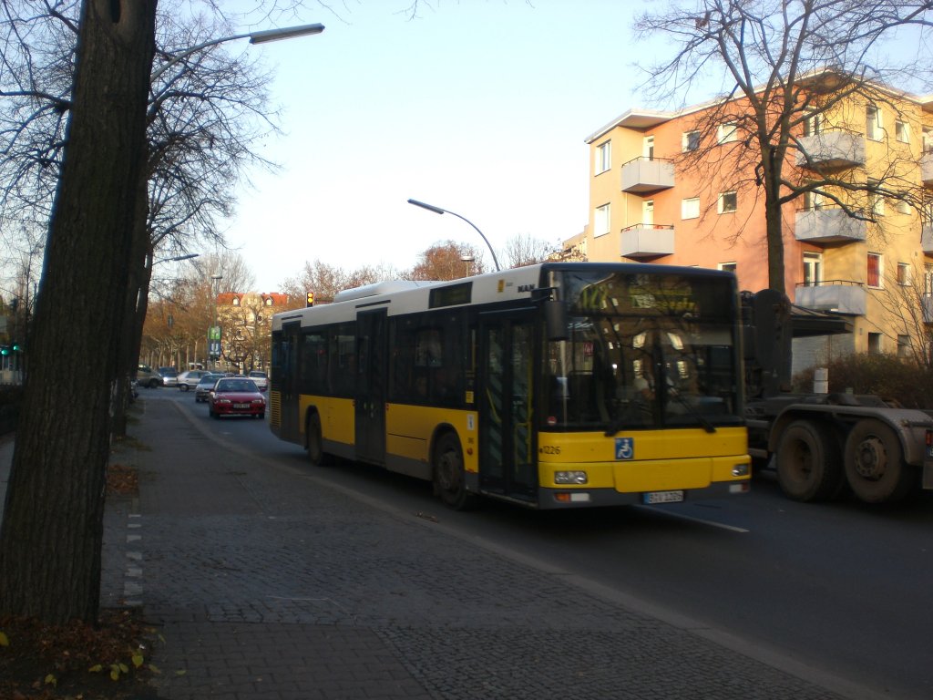 MAN Niederflurbus 2. Generation auf der Linie 122 nach Waidmannslust Titiseestrae am U-Bahnhof Parazelsius-Bad.