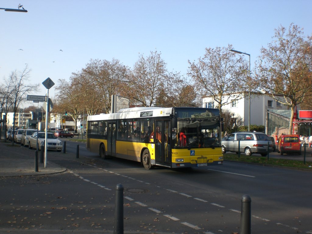 MAN Niederflurbus 2. Generation auf der Linie 221 nach Mrkisches Viertel Bernhauser Ring am S+U Bahnhof Wittenau.