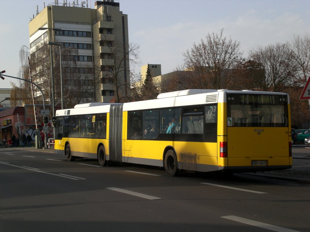 MAN Niederflurbus 2. Generation auf der Linie 125 nach S-Bahnhof Frohnau an der Haltestelle Eschbachstrae/S-Bahnhof Tegel.