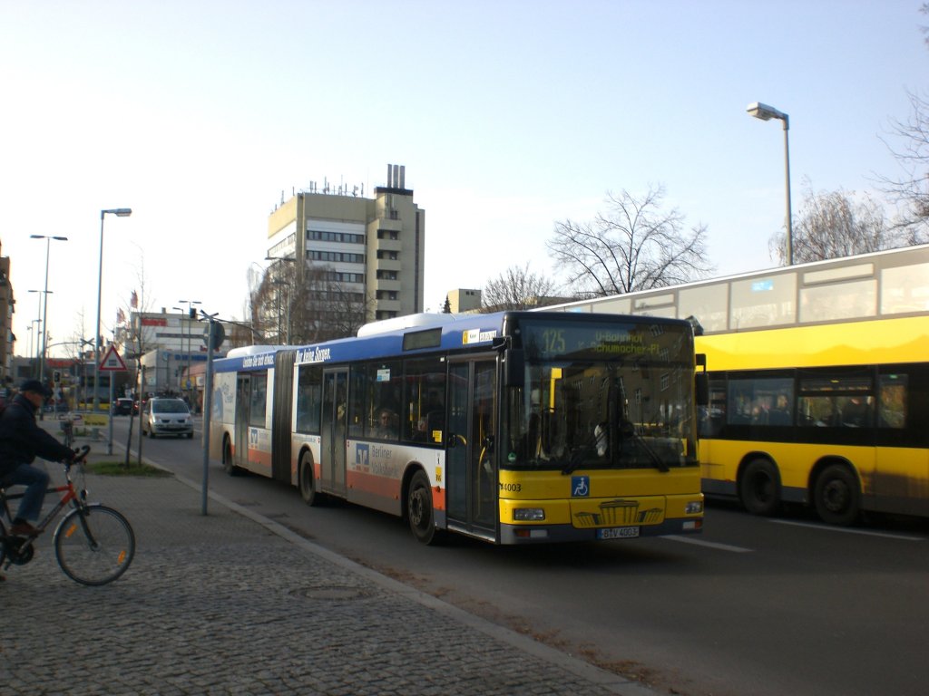 MAN Niederflurbus 2. Generation auf der Linie 125 nach U-Bahnhof Kurt-Schumacher-Platz an der Haltestelle Eschbachstrae/S-Bahnhof Tegel.