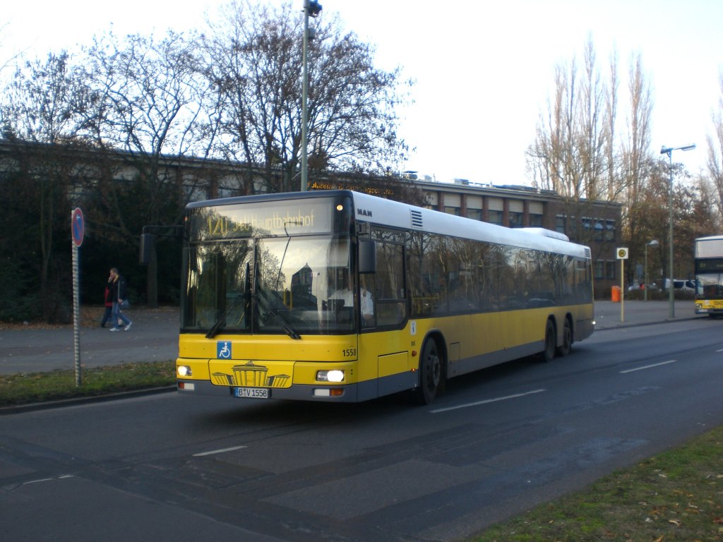 MAN Niederflurbus 2. Generation auf der Linie 120 nach Hauptbahnhof am U-Bahnhof Paracelsus-Bad.
