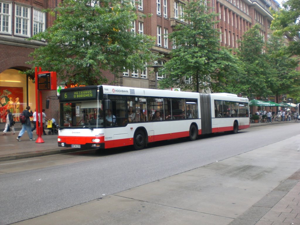 MAN Niederflurbus 2. Generation auf der Linie 6 nach U-Bahnhof Borgweg an der Haltestelle Hauptbahnhof/Mnckebergstrae.