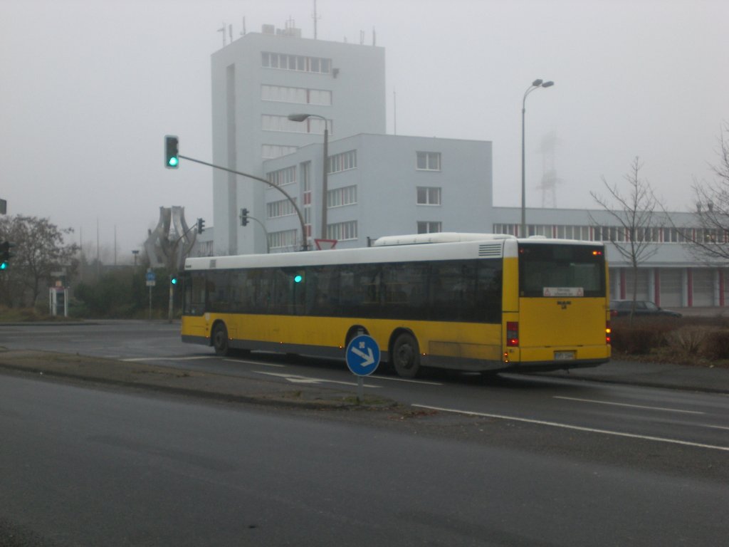 MAN Niederflurbus 2. Generation auf der Linie 291 nach S-Bahnhof Marzahn am S-Bahnhof Poelchaustrae.