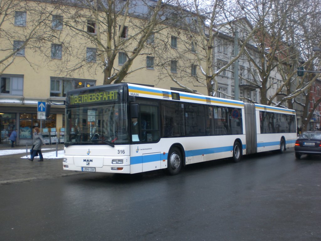 MAN Niederflurbus 2. Generation auf Betriebsfahrt an der Haltestelle Stadtzentrum.