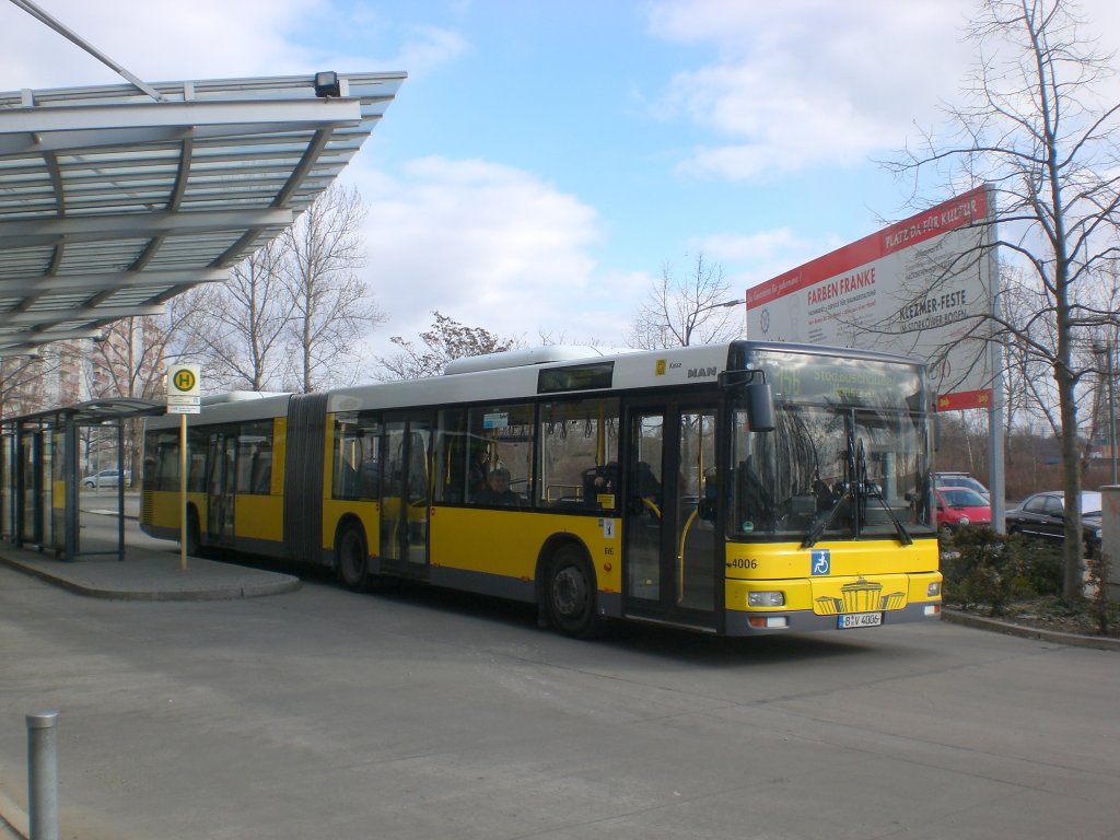 MAN Niederflurbus 2. Generation auf der Linie 156 nach Weiensee Stadion Buschallee/Hansastrae am S-Bahnhof Storkower Strae.