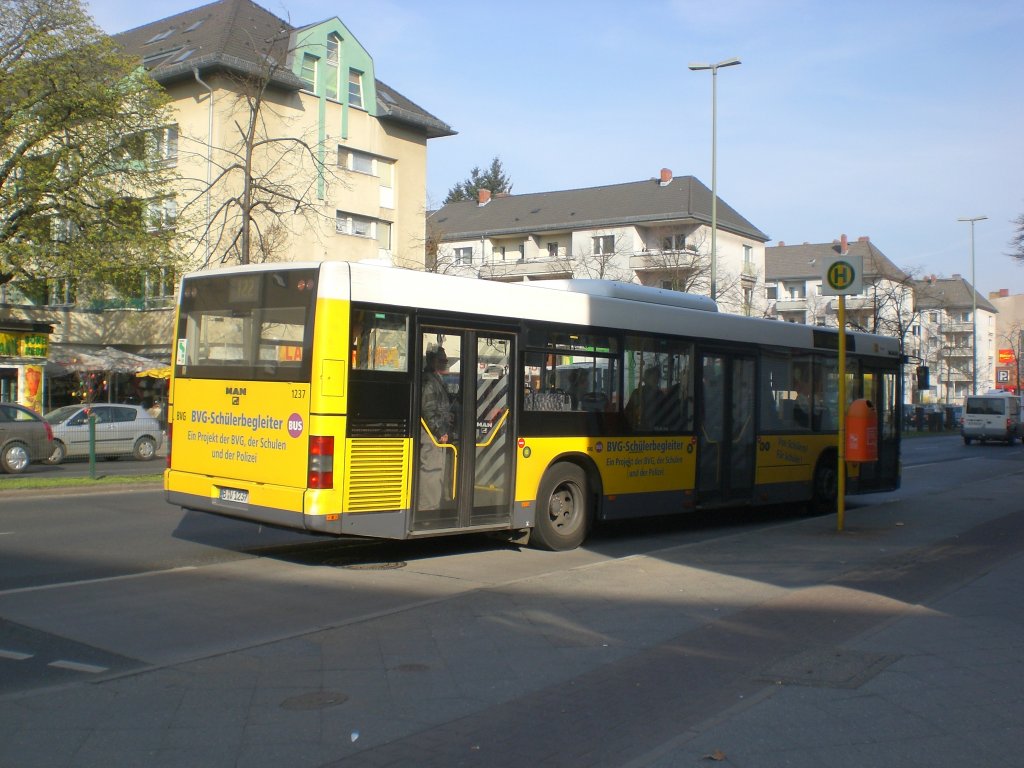 MAN Niederflurbus 2. Generation auf der Linie 122 nach Waidmannslust Titiseestrae am U-Bahnhof Residenzstrae.