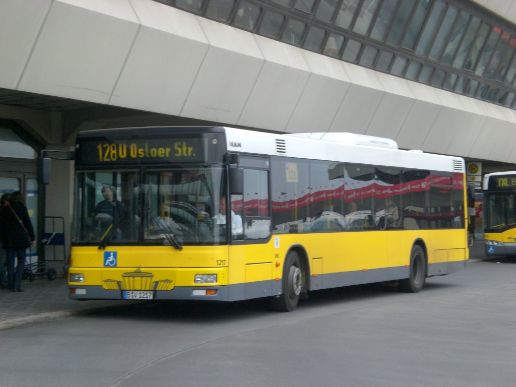 MAN Niederflurbus 2. Generation auf der Linie 128 nach U-Bahnhof Osloer Strae an der Haltestelle Flughafen Tegel.