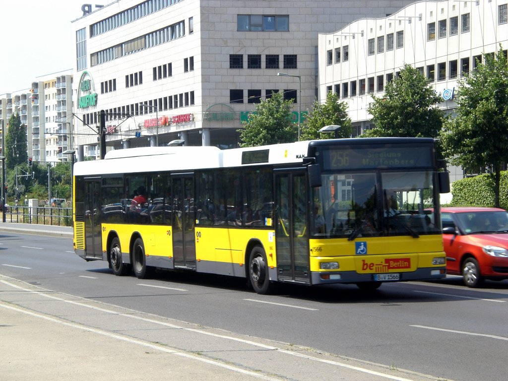 MAN Niederflurbus 2. Generation auf der Linie 256 nach Siedlung Wartenberg an der Haltestelle Hohenschnhausen Prerower Platz.