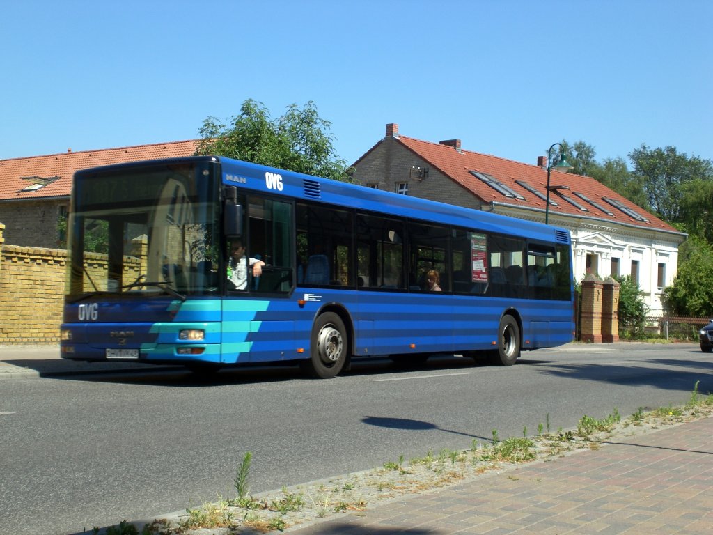 MAN Niederflurbus 2. Generation auf der Linie 107 nach S-Bahnhof Hermsdorf an der Haltestelle Schildow Kirche.