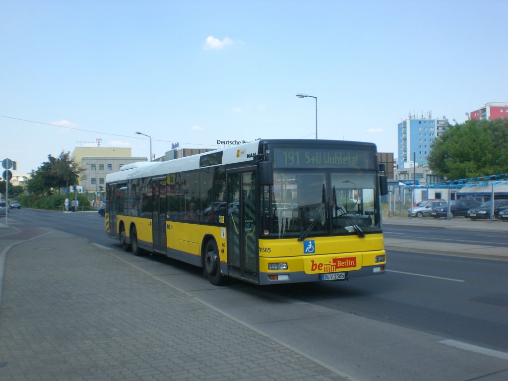 MAN Niederflurbus 2. Generation auf der Linie 191 nach S+U Bahnhof Wuhletal am U-Bahnhof Kaulsdorf-Nord.
