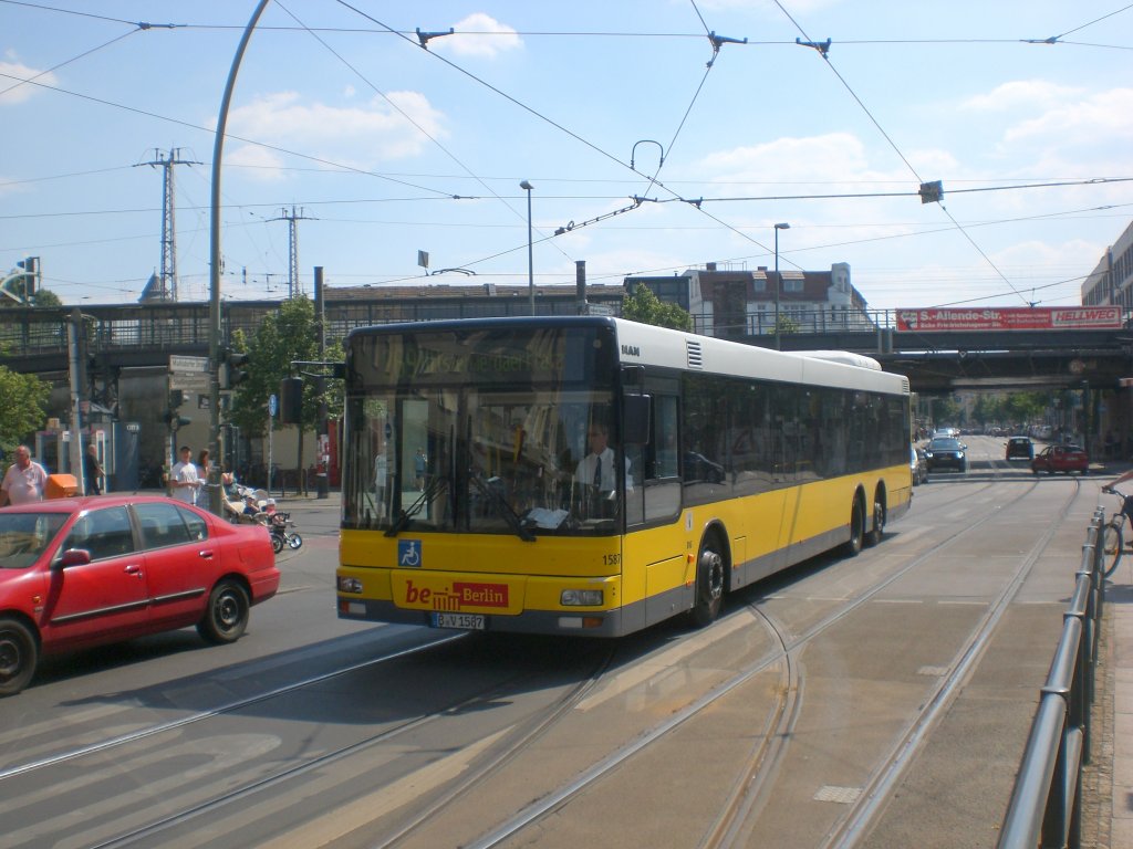 MAN Niederflurbus 2. Generation auf der Linie 269 nach U-Bahnhof Elsterwerdaer Platz am S-Bahnhof Kpenick.