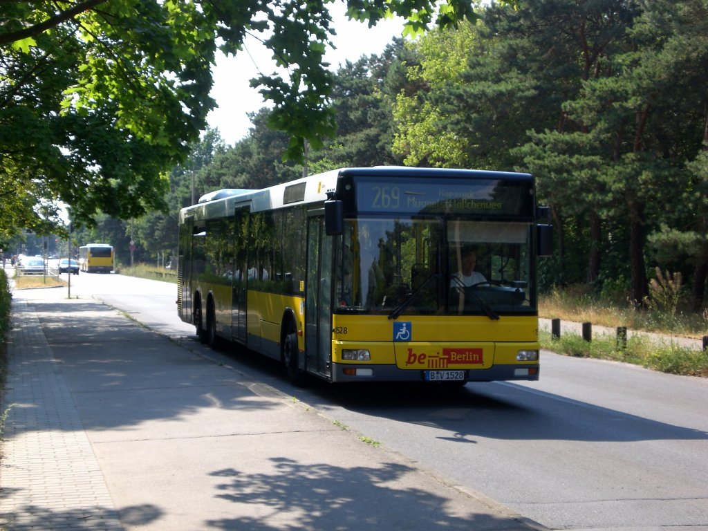 MAN Niederflurbus 2. Generation auf der Linie 269 nach Kpenick Mggelschlchenweg an der Haltestelle Kpenick Erwin-Bock-Strae.