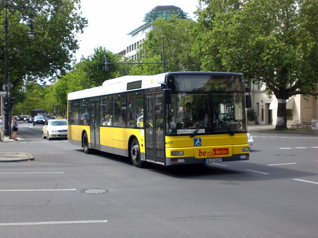 MAN Niederflurbus 2. Generation auf der Linie 110 nach S+U Bahnhof Zoologischer Garten an der Haltestelle Charlottenburg Olivaer Platz.
