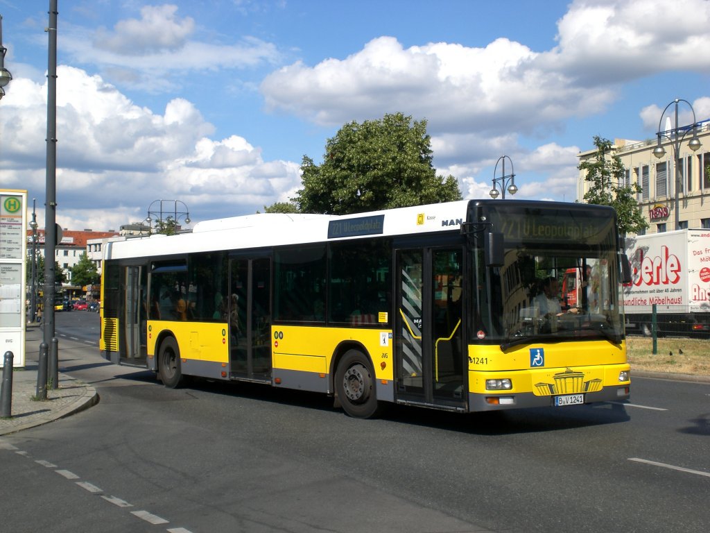 MAN Niederflurbus 2. Generation auf der Linie 221 nach U-Bahnhof Leopoldplatz am U-Bahnhof Kurt-Schumacher-Platz.