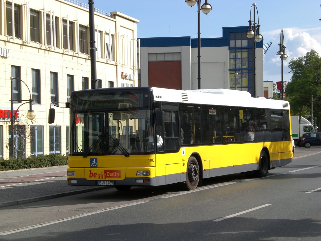 MAN Niederflurbus 2. Generation auf der Linie 221 nach Mrkisches Viertel Bernhauser Ring am U-Bahnhof Kurt-Schumacher-Platz.