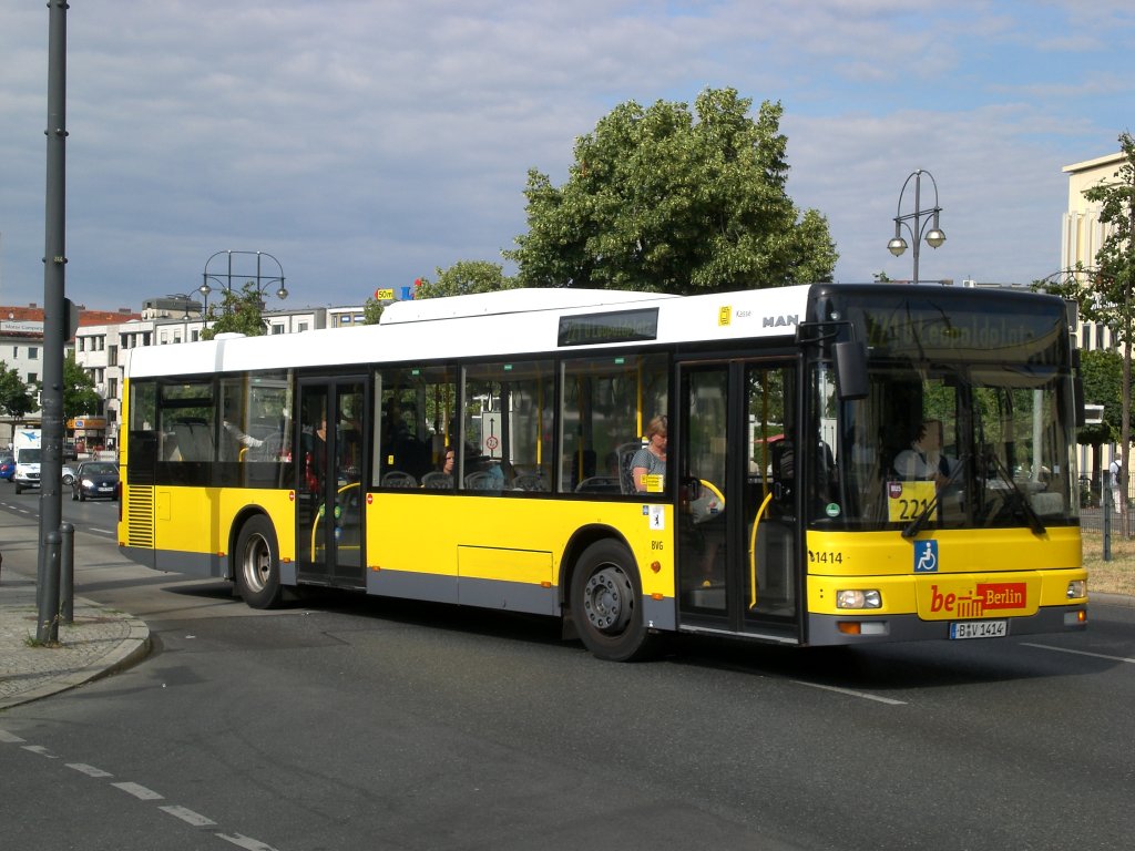 MAN Niederflurbus 2. Generation auf der Linie 221 nach U-Bahnhof Leopoldplatz am U-Bahnhof Kurt-Schumacher-Platz.