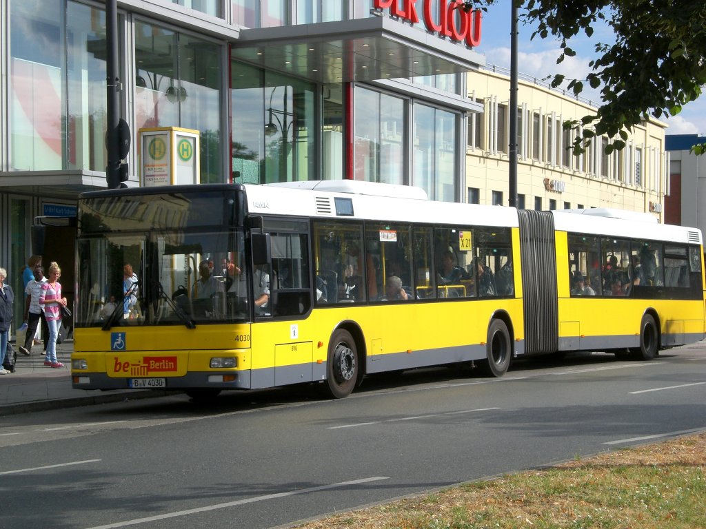 MAN Niederflurbus 2. Generation auf der Linie X21 nach Mrkisches Viertel Quickborner Strae am U-Bahnhof Kurt-Schumacher-Platz.