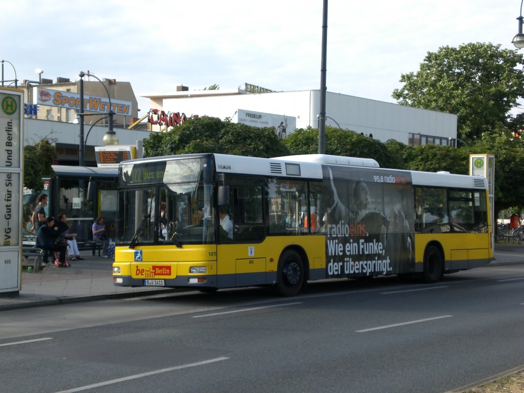 MAN Niederflurbus 2. Generation auf der Linie 122 am U-Bahnhof Kurt-Schumacher-Platz.